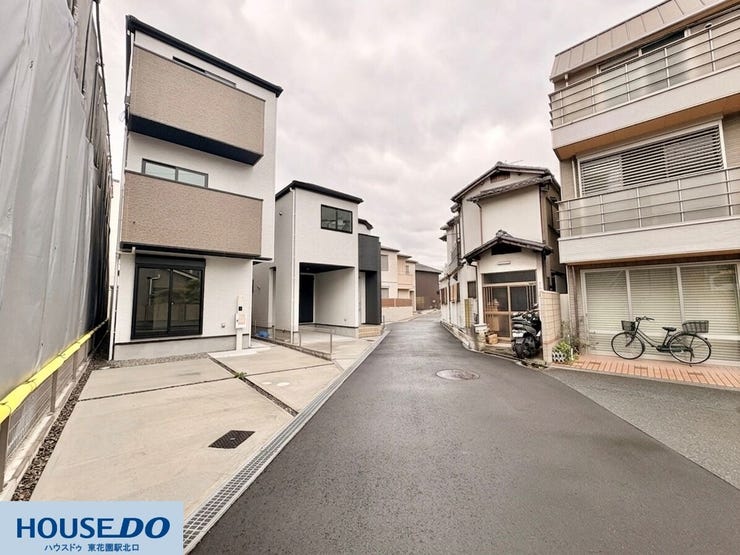 落ち着いた住宅街に溶け込む、洗練された外観デザインです♪前面道路は舗装されており、お車の出し入れもスムーズに行えます!近隣との適度な距離感も保たれており、穏やかな住環境が広がっています♪