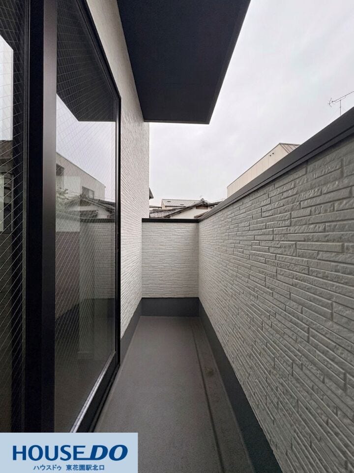 窓からフラットにつながる、使い勝手の良いバルコニー空間です!手すり壁に高さがあるため、外からの視線を遮りつつ、光を取り込めます♪雨風にさらされにくい構造で、日々のお手入れがしやすいのもポイントです!