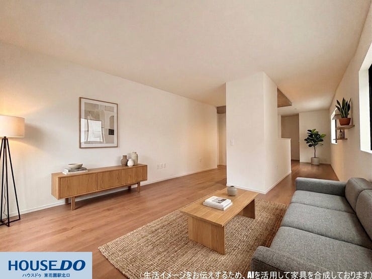 【リビング】
温かみのある木の質感が心地よい、広々としたリビングです♪ソファやテレビボードを置いてもゆとりがあり、家族が自然と集まる空間に!シンプルで飽きのこない内装は、どんなインテリアとも相性が良さそうです♪