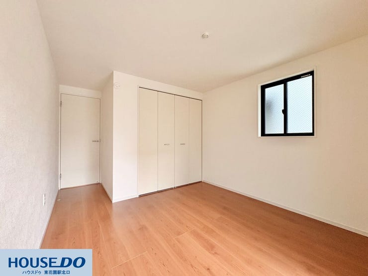 温かみのある木目調のフローリングと、白壁が調和した落ち着きのある空間です!クローゼットが完備されているため、衣類や小物をすっきりと整理でき、家具を最小限にしてお部屋を広く使うことができます♪