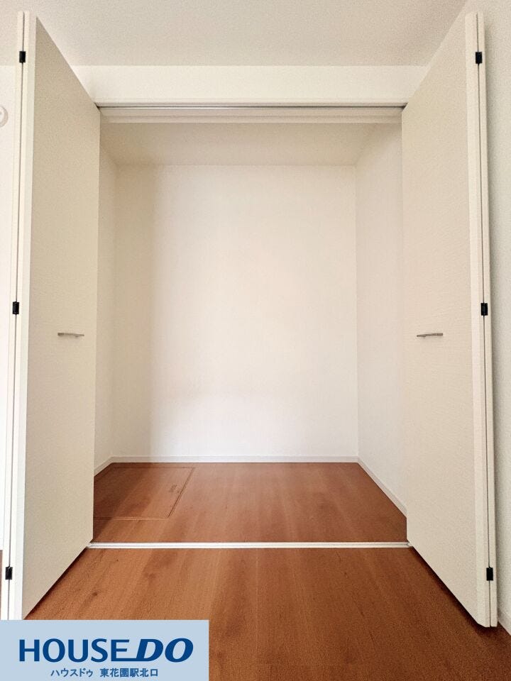 奥行きをしっかり確保したクローゼット内部です!季節物の家電やスーツケースなど、かさばる荷物もまとめて収納可能♪折れ戸タイプなので開口部が広く、奥にしまった荷物の出し入れもストレスなく行えます!