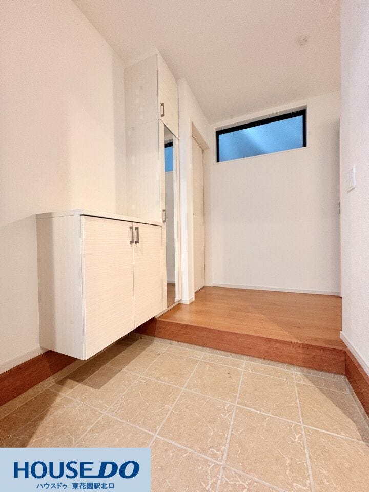 収納力のあるシューズボックスを備えた玄関です!浮き型デザインの棚は足元に空間があり、普段使いの靴をサッと置くのに便利♪高所の窓から光が差し込むため、日中は照明なしでも明るい空間が保たれます!