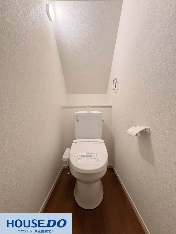 階段下のスペースを有効活用した、温水洗浄便座付きのトイレです!壁面にはタオル掛けやペーパーホルダーが配置され、限られた空間ながらも使い勝手を考慮した設計♪白を基調とした清潔感のある内装です!