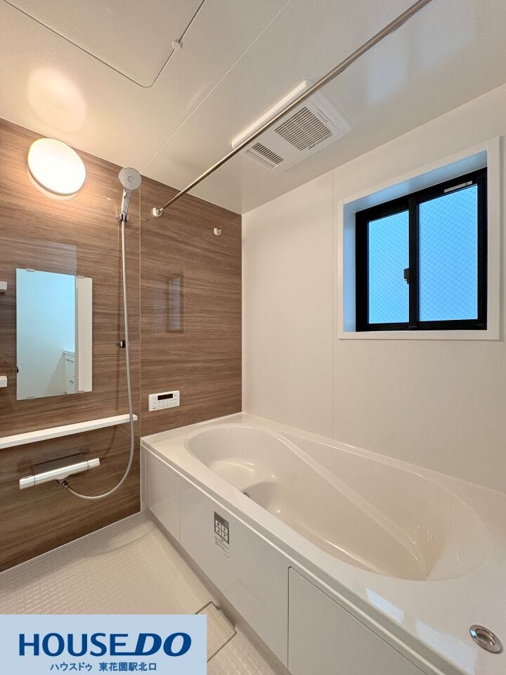木目調のパネルが落ち着いた印象を与えるシステムバスです!換気乾燥暖房機付きで、天候を気にせず洗濯物を乾かせます♪ゆったりとした浴槽と横長ミラーが空間を広く見せ、一日の疲れを穏やかに癒せます!