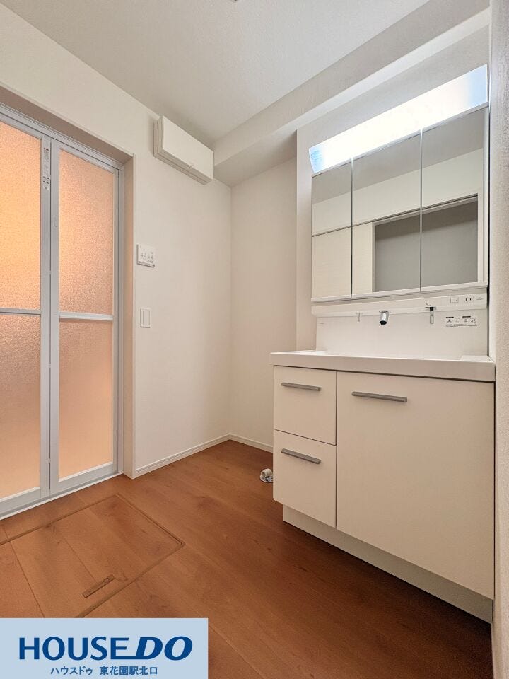 三面鏡の裏側に小物をたっぷり収納できる洗面化粧台です!足元の収納スペースも充実しており、洗剤のストックなどもすっきり収まります♪明るい照明の下で、朝の身支度も心地よく進められそうですね!