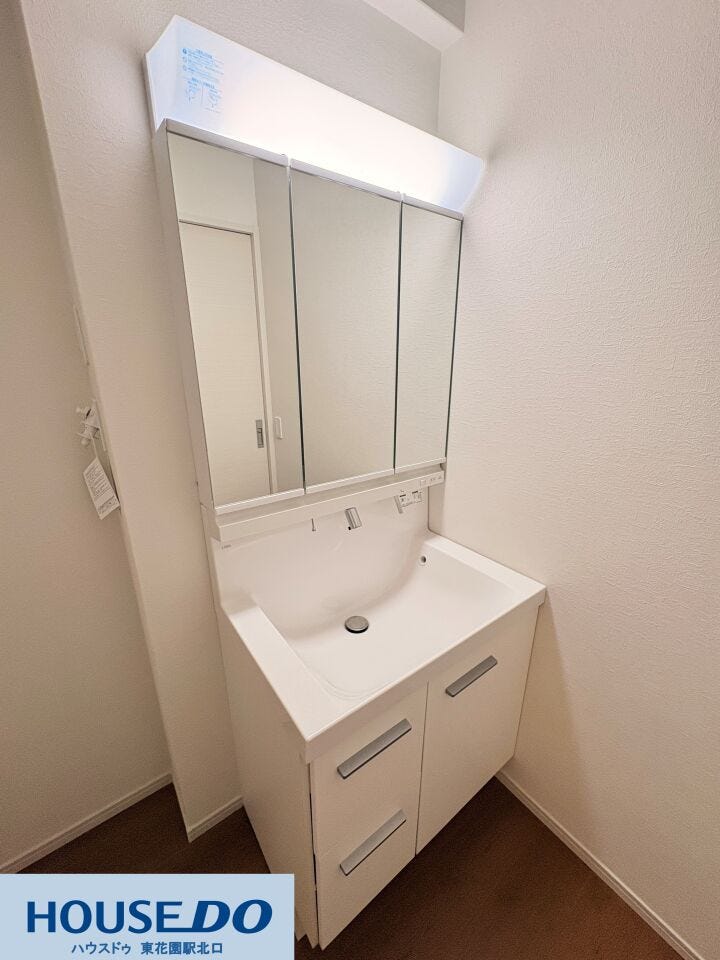 スクエア形状の洗面ボウルが使いやすい洗面化粧台です!三面鏡は上部にLED照明があり、お顔全体を明るく照らしてくれます♪お掃除しやすい継ぎ目のないデザインで、毎日のお手入れもスムーズに行えます!