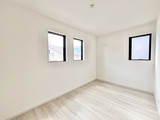 5.8帖洋室:南向きのお部屋なので、たっぷりと日差しが降り注ぎます。