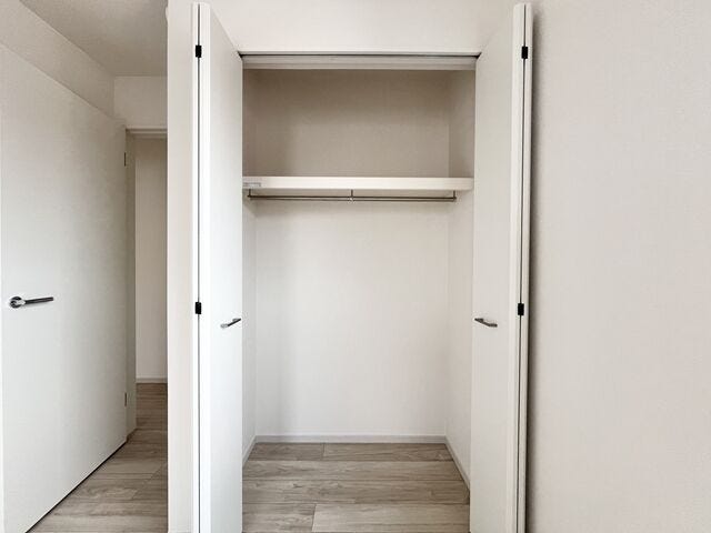 ハンガーパイプや枕棚も標準装備されたクローゼットです。