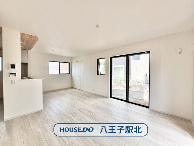 【リビング】
リビング:ご家族の憩いの場♪一緒にテレビを観たり食事をしたり、同じ時間を共有できる温かい空間となります♪