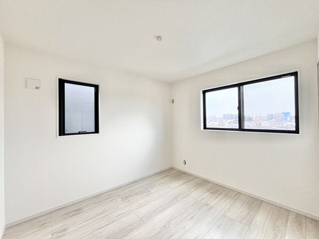 5.2帖洋室:北側にあるお部屋ですが、たっぷりと日差しが降り注ぐので明るい空間になっています。プライベートの時間も気持ちよく過ごすことができます。
