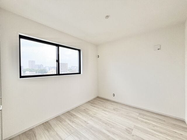 5.2帖洋室:2面採光なので日当たり、風通しともに良好です。北側のお部屋は優しい日差しが入るのでゆったりと読書などを楽しむことができそうです。