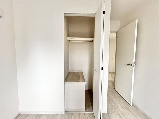 ハンガーパイプ付なので衣類にしわを付ける事なくすっきり収納が可能。