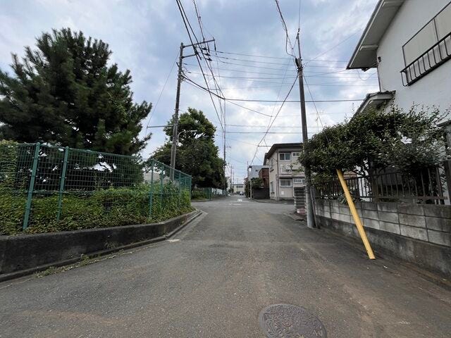 幅員約5mの前面道路です。お子様と手を繋いで歩いている横を車が通り抜けれる道幅となっています。安心してお子様と一緒にお出掛けする事が出来ます。
