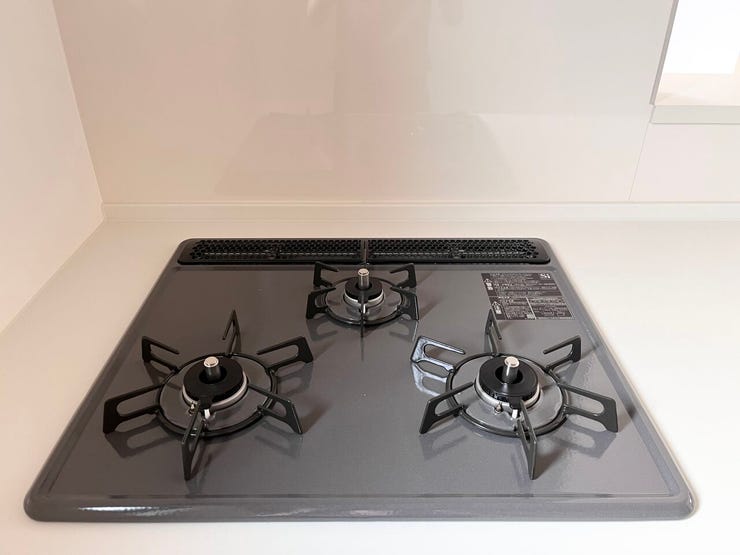 キッチン:使い勝手の良い3口コンロが採用されています。複数の調理が同時にできるのでお料理の時短にも。大きな鍋やフライパンも置くことができます◎