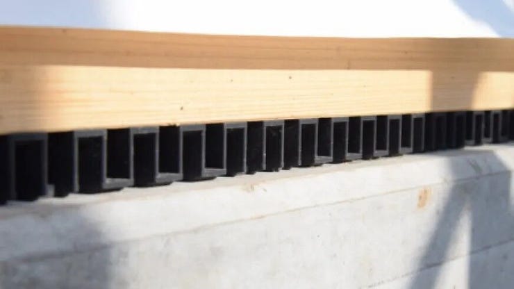 基礎パッキンを使用することで基礎の全周が換気口に早変わり。コーナー部分もしっかり換気ができ床下をカラリと保つことがきます。