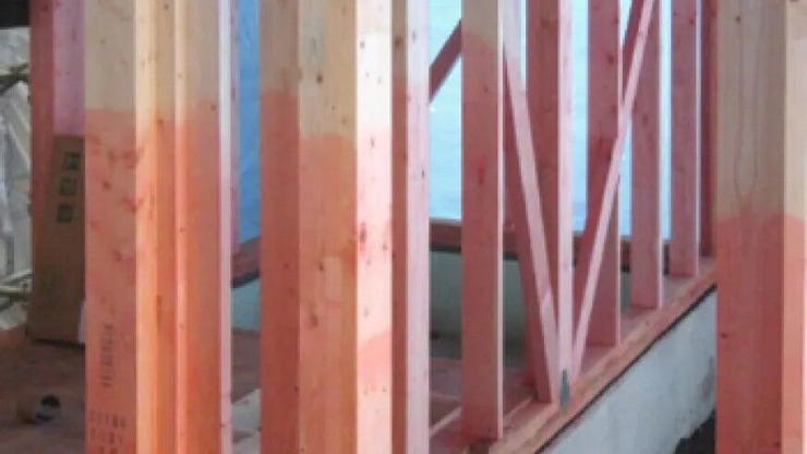 シロアリの侵入・被害を防ぐための処置。予防駆除剤などを使用し、木造住宅へのシロアリ被害を防ぎます。