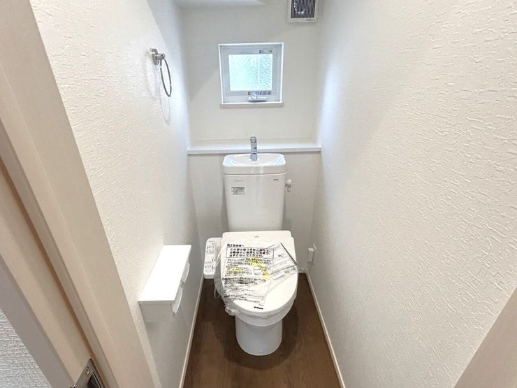 トイレ 同仕様
温水洗浄便座♪
寒い季節も快適です♪