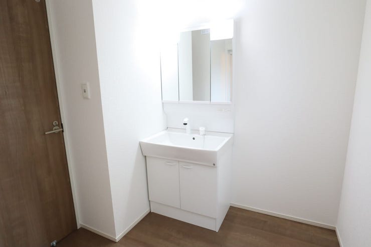 洗面所 同仕様
シャワー付き洗面化粧台♪
朝の身支度も楽々♪