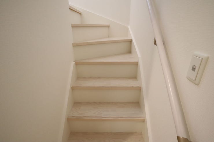 階段 同仕様
小さなお子様からご年配の方まで安心の手すり付き階段♪