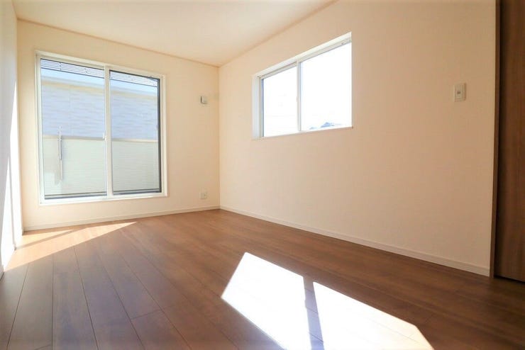 洋室 同仕様
2面採光のお部屋は明るく風通しの良いお部屋です♪