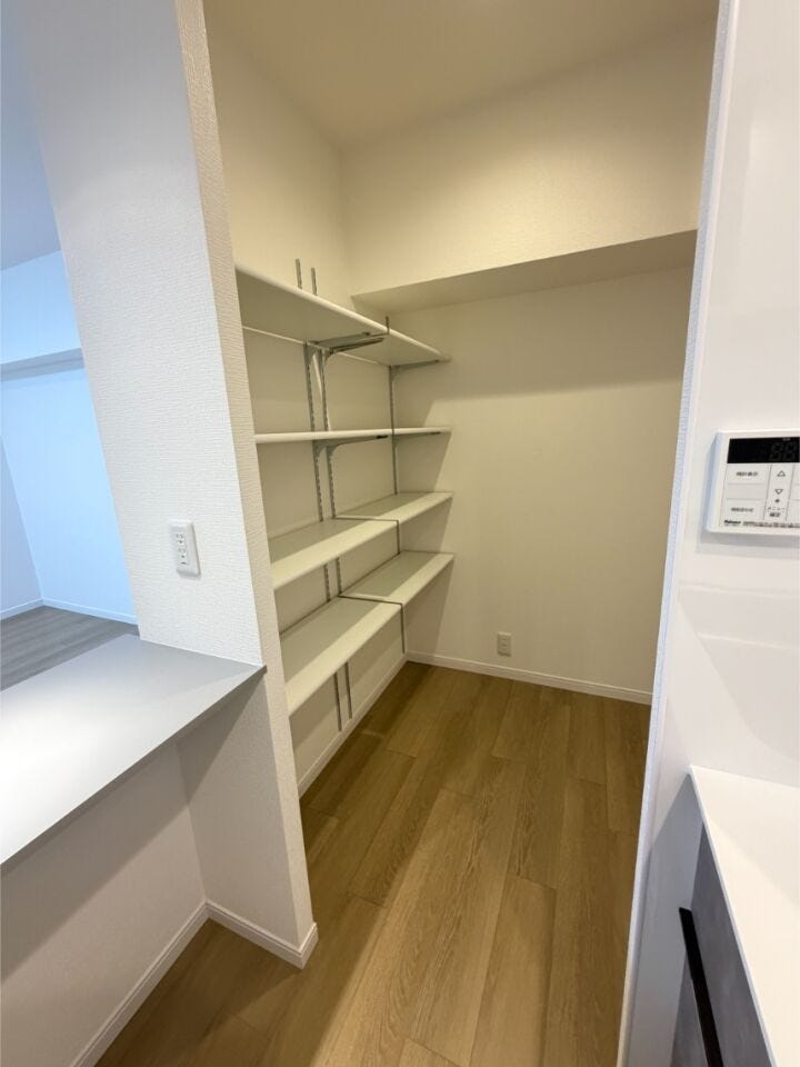 買い置きを生活空間にはみだすことなく保管が可能です。