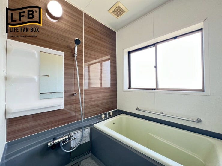 パネルとシャワーヘッドを交換。
窓が大きいので換気も十分にできますね☆