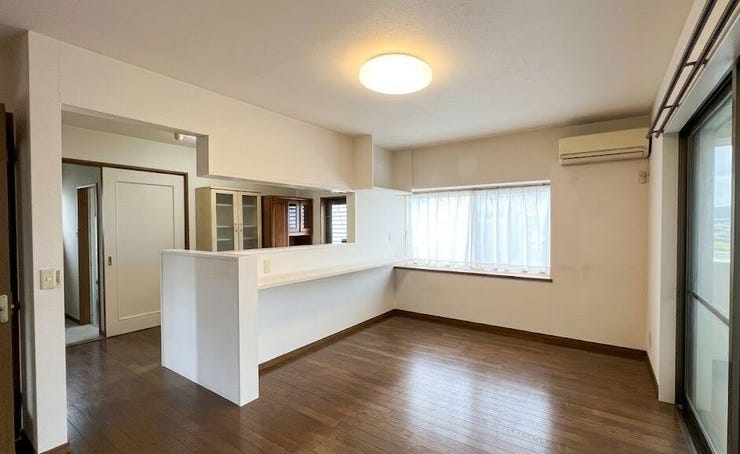 大きな掃き出し窓があるので、陽当たり良好です☆
※リフォーム前の写真です。
一部画像を加工しております。