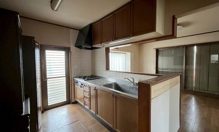 キッチンも新品に!お料理が楽しくなりますね(^^
※リフォーム前の写真です。
一部画像を加工しております。