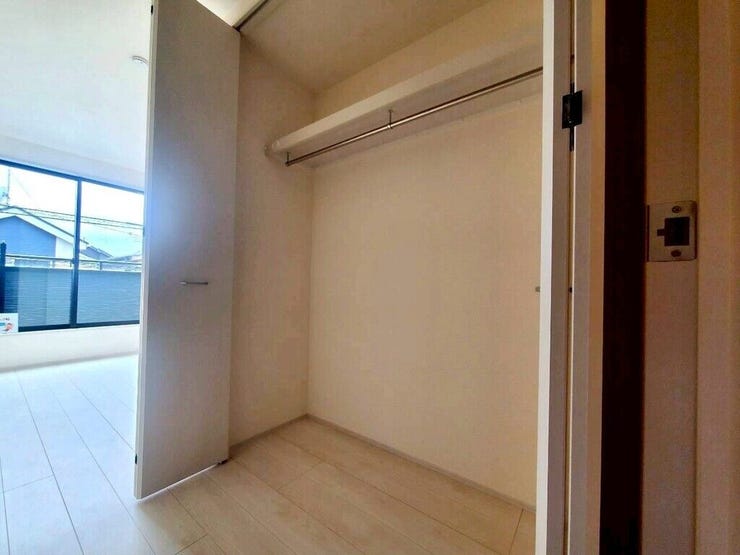 【Bedroom】クローゼット完備で収納力◎。家具の配置もしやすい機能的な洋室です。
