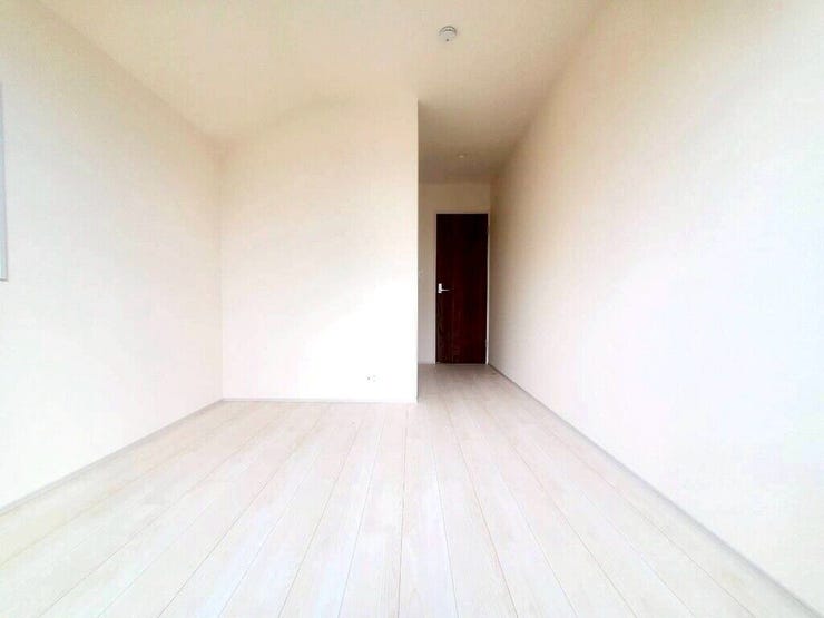【Bedroom】ベッドとデスクを置いてもゆとりのある、使い勝手の良い広さの洋室です。