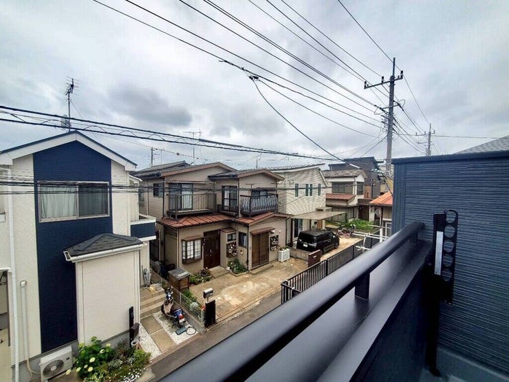 【Balcony】日当たりの良いバルコニーはお洗濯物がしっかり乾きやすく、毎日の家事にも重宝します。