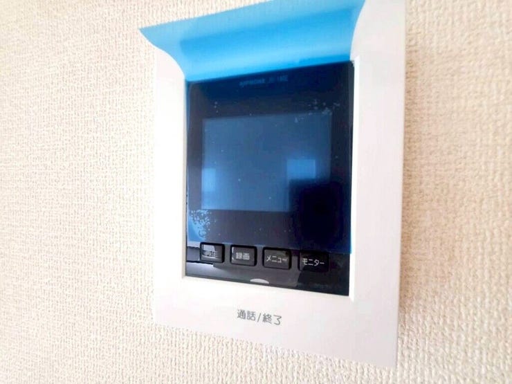 【Facilities】来訪者を確認できるモニター付きインターホンで、防犯面も安心です。