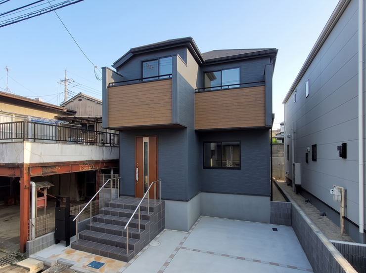 【Exterior】ゆとりのある駐車スペース付きで、車の出し入れもスムーズに行えます。