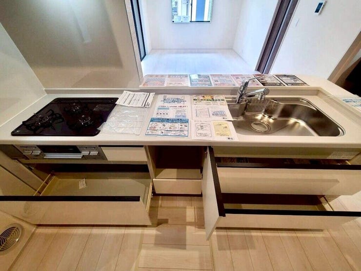 【kitchen】広めのキッチンは料理のしやすさを追求した設計。収納も豊富で作業がしやすい空間です。