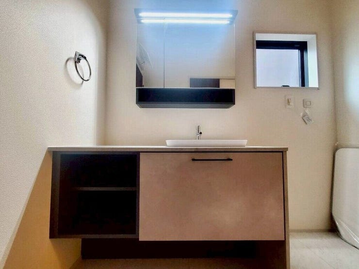 【Washroom】すっきりとしたデザインで、毎日の生活が快適に。収納も豊富な洗面所です。