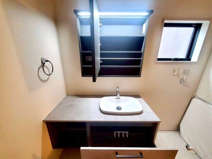 【Washroom】朝の準備がスムーズに進む洗面所。複数人で同時に使いやすい広めの洗面台です。