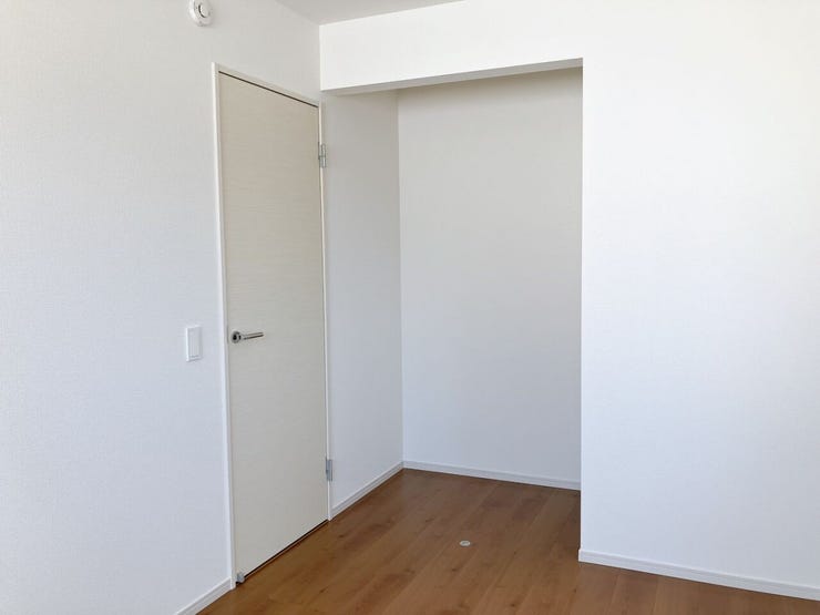 【オープンクローゼット】
扉がないことで開放感が生まれ、部屋全体が広く感じられます!
お気に入りの服や雑貨を飾るように収納でき、忙しい朝もすぐに取り出せて準備もしやすくなります!