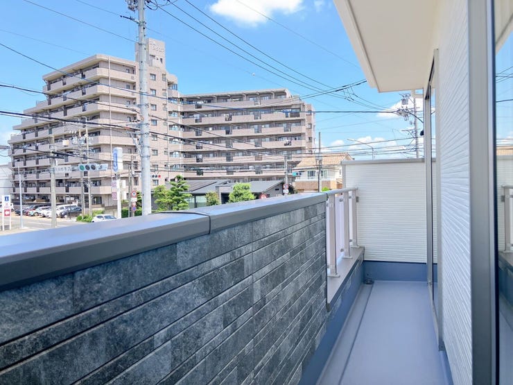 【ワイドバルコニー】
横に広がるワイドバルコニーは、ガーデニングや、大量の洗濯物を一気に干すなどに活用できます!
さらに複数の部屋から光と風を取り込み、開放的で心地よい暮らしを演出します♪