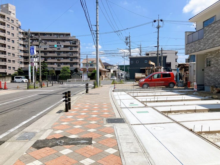 【前面道路】
前面道路が広いため大きな車の方でも車の出し入れがしやすく、駐車もスムーズ♪
見通しが良いため安全性も高まります!
お子さまのいるご家庭でも安心して暮らせる快適な住環境です!