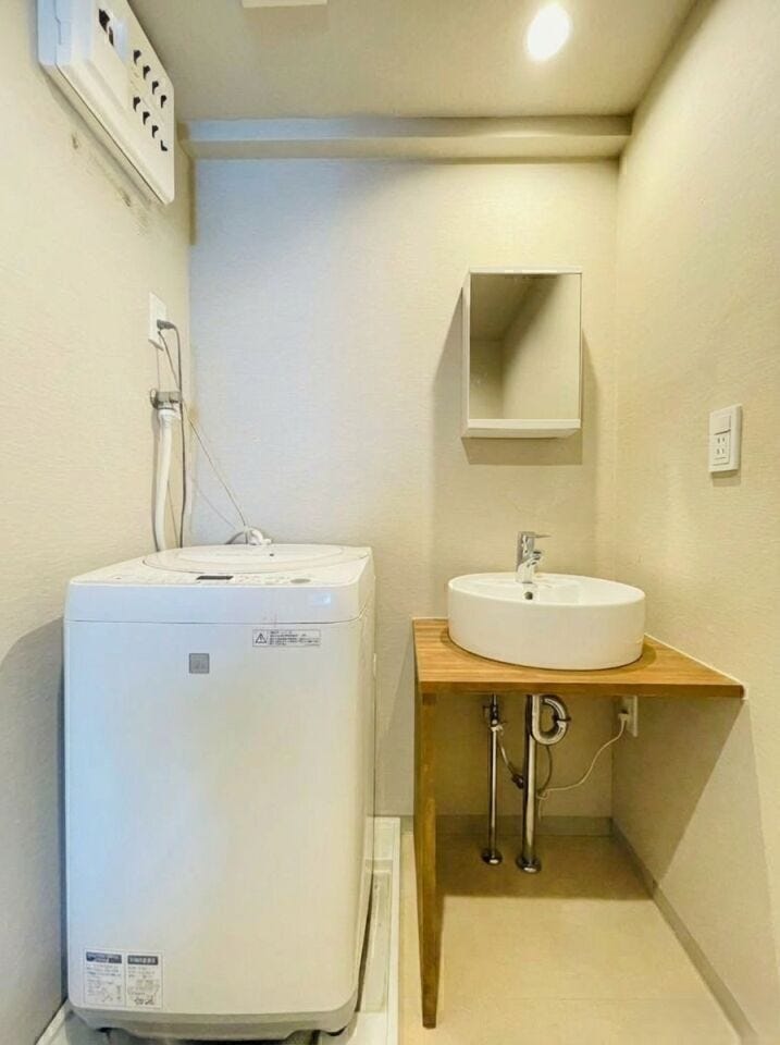 木目カウンターの温かみが魅力の洗面台♪必要な収納も確保され、日常の身支度がしやすいすっきりとしたスペース★