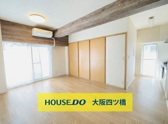 【リビング】
大きな窓から光が広がる明るい空間☆
シンプルで整った内装が心地よい開放感を生むリビングダイニング♪