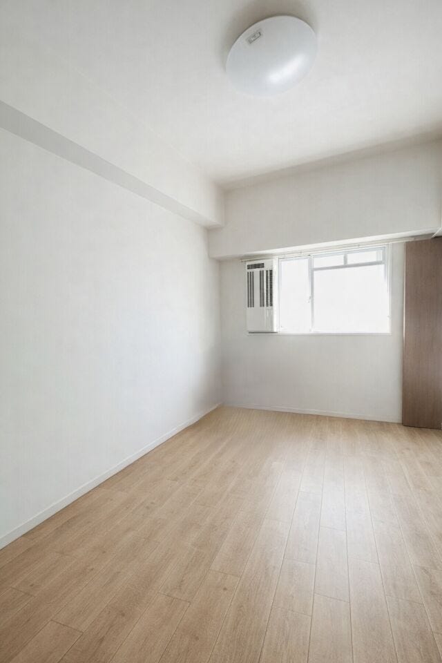 シンプルで使いやすいレイアウトの洋室。落ち着いた色合いで家具を合わせやすく、寝室や書斎など多用途に使えます。