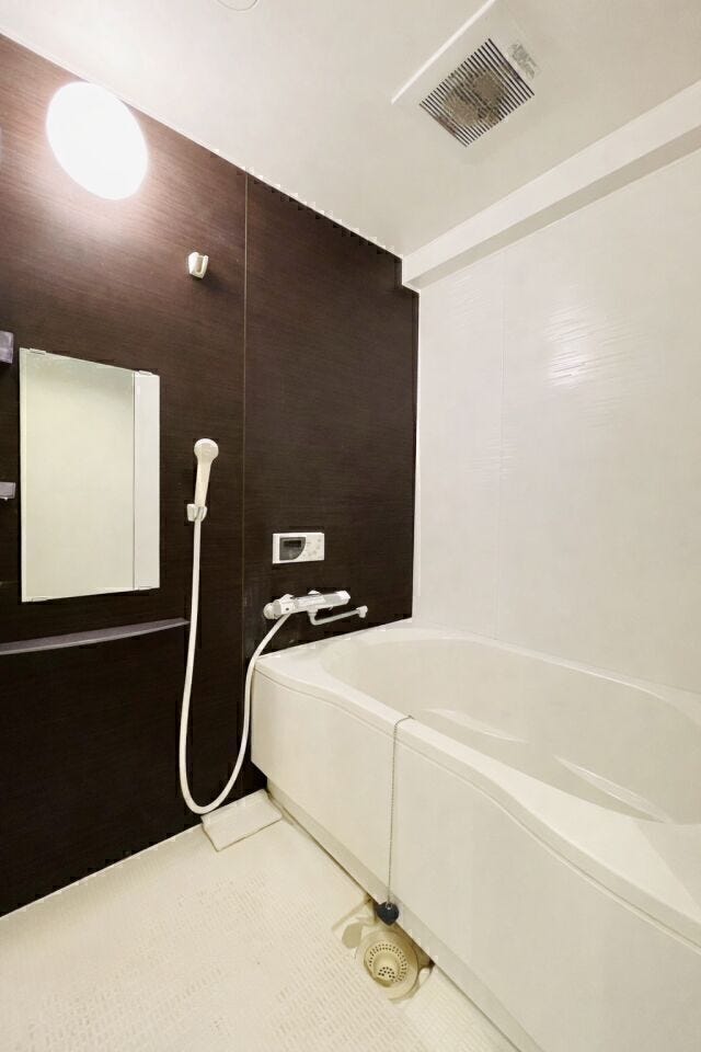 落ち着いた色合いでまとめられた、ゆったり浸かれる浴槽が魅力のバスルーム。毎日の入浴が快適になります♪