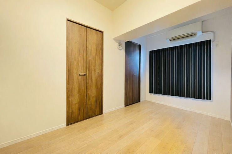 落ち着いて過ごせる環境で、寝室やワークスペースなど幅広く使える使い勝手の良い洋室☆