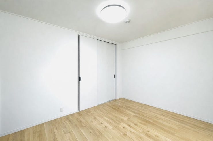 シンプルで整った空間に収納を備え、家具配置がしやすく日常使いしやすい一室です。
※AIによる家具消し修正を行っています。