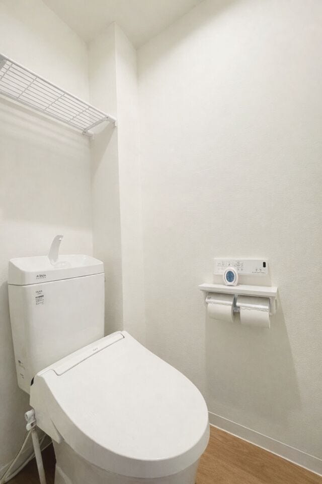 温水洗浄便座や収納が整い、日常の使いやすさと清潔さを保ちやすい快適なトイレ☆
※AIによる家具消し修正を行っています。