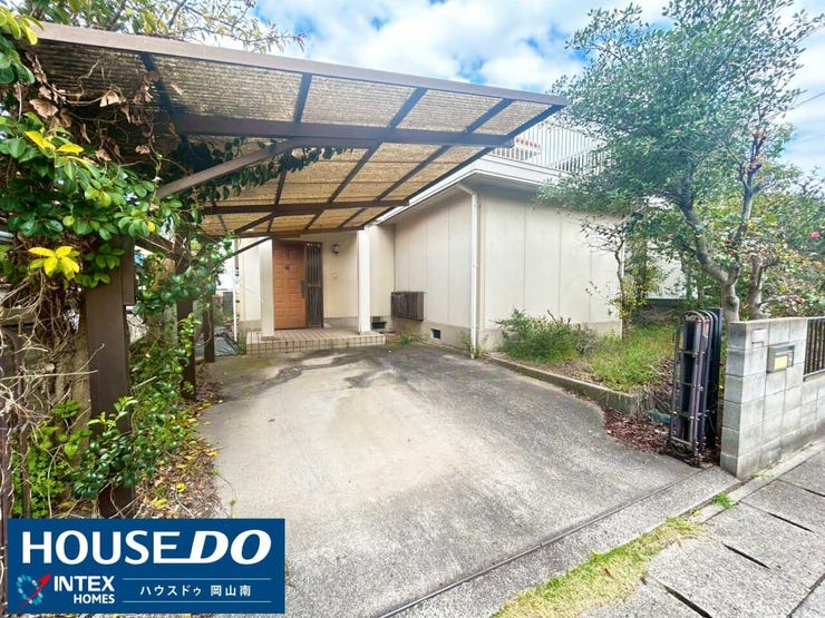【雨の日も安心のカーポート付き駐車場】
大切な愛車を雨や日差しから守るカーポート付き!玄関まで距離が近いので、スムーズに移動できる動線でお買い物帰りや小さなお子様連れのお出かけもスムーズに行えます♪