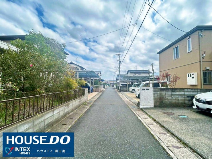 【落ち着いた暮らしを叶える前面道路】
前面道路は約4mの幅員があり、静かで落ち着いた住宅街の雰囲気が魅力です!車の通りも少ないため、小さなお子様がいるご家庭でも安心感がありますね◎