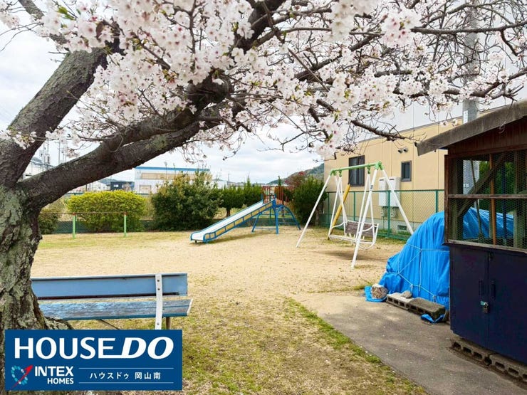 【四季を感じる!子育てに嬉しい近隣公園】
物件のすぐ近くには、滑り台やブランコが揃う公園があります!春には綺麗な桜も楽しめ、お子様の外遊びや日々のお散歩にぴったりの環境です♪