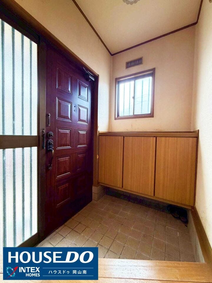 【家族を優しく迎える明るい玄関】
重厚感のある玄関ドアを開けると、窓からの光が差し込む明るい空間が広がります!備え付けのシューズボックスは、家族全員の靴をすっきり収納できる頼もしい存在です!